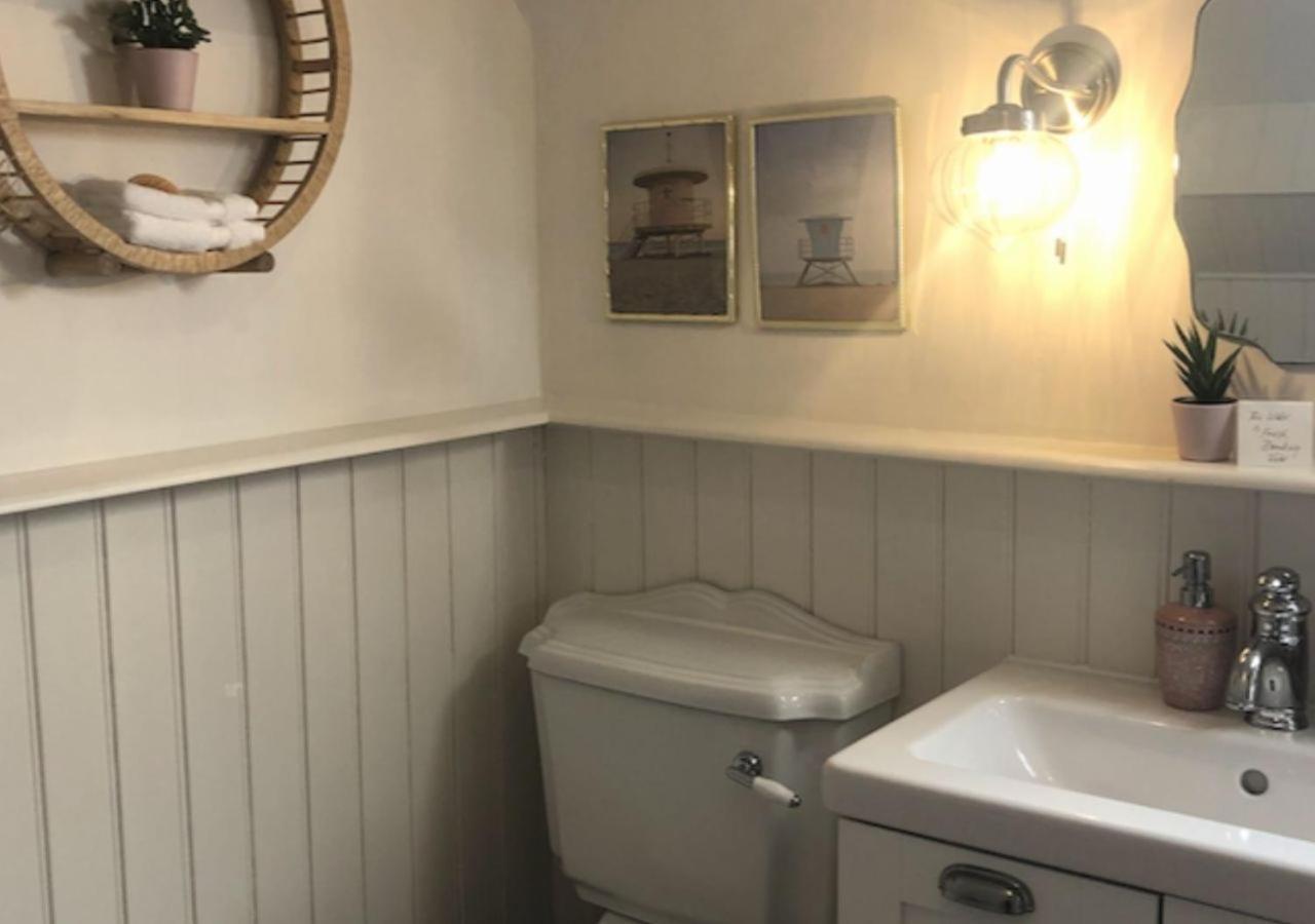 The Pink Cottage Upstairs Suite & Garden Summer Room Whitehead Exterior photo